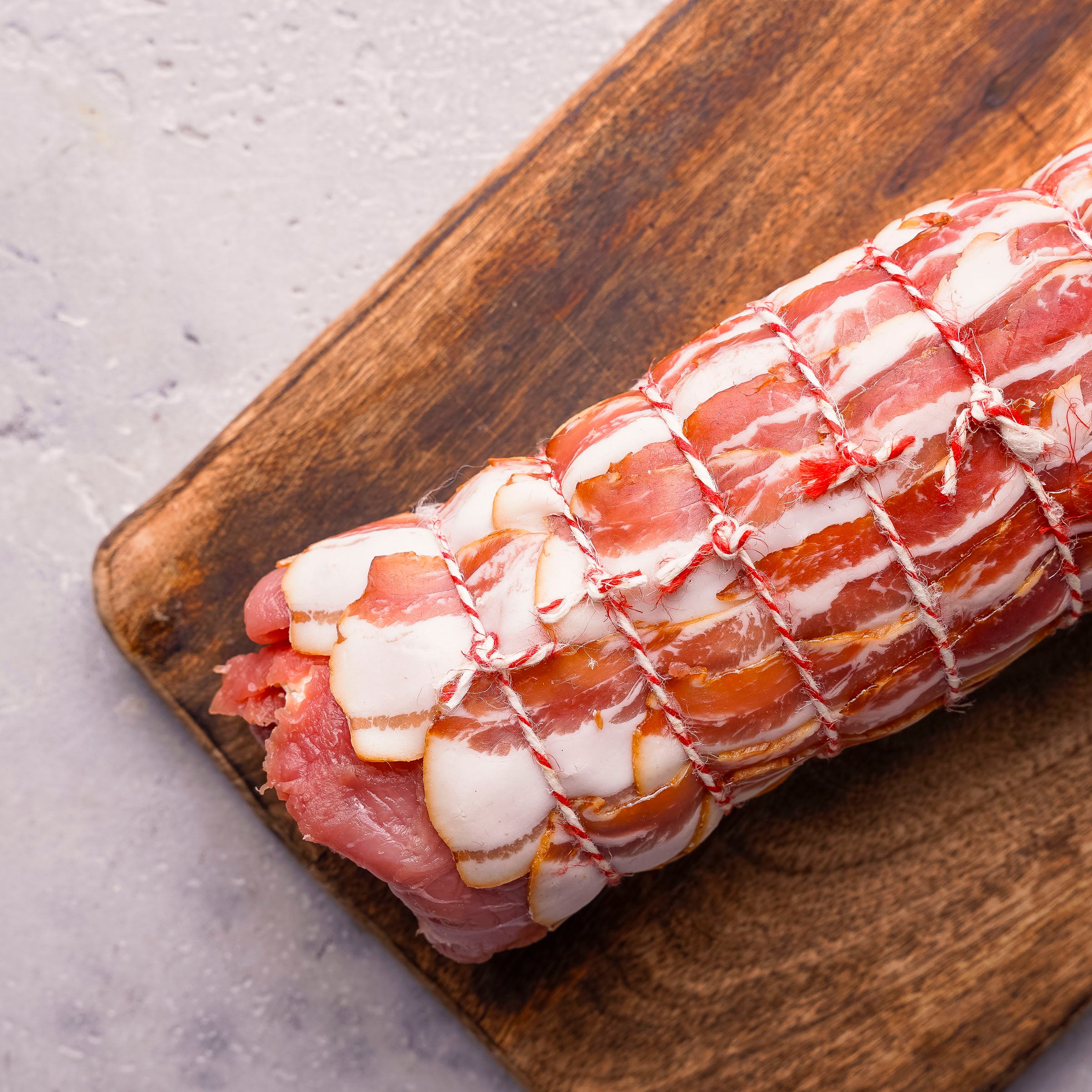 Gefülltes Schweinsfilet mit Pecorino-Walnussfülle im Speckmantel