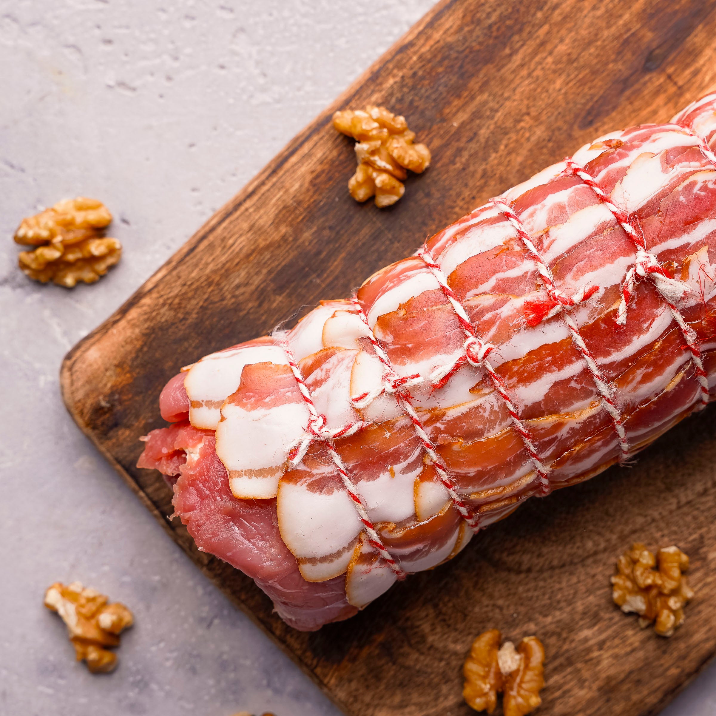 Gefülltes Schweinsfilet mit Pecorino-Walnussfülle im Speckmantel